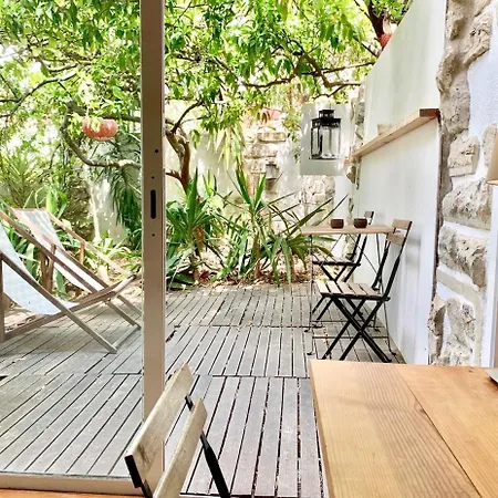 Cozy With Private Terrace Апартаменты *